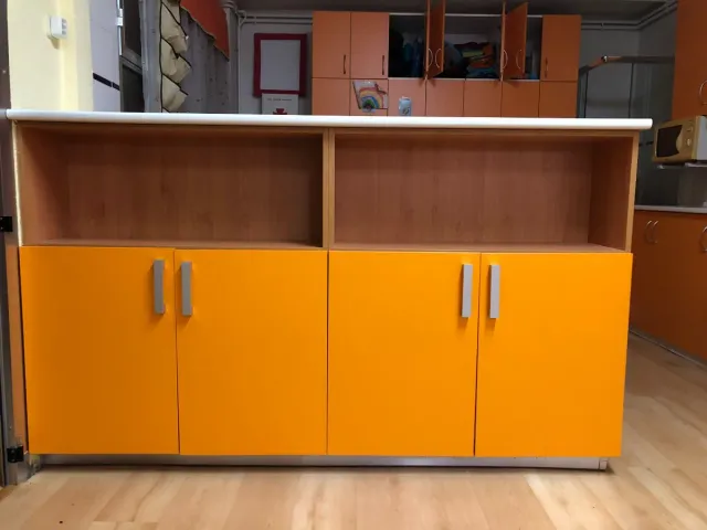 Mueble de madera naranja con puertas