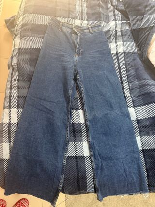 Pantalón vaquero ancho campana azul. Tiro alto