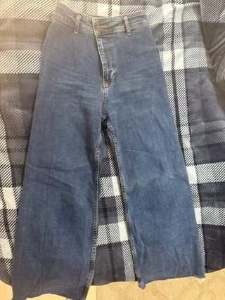 Pantalón vaquero ancho campana azul. Tiro alto