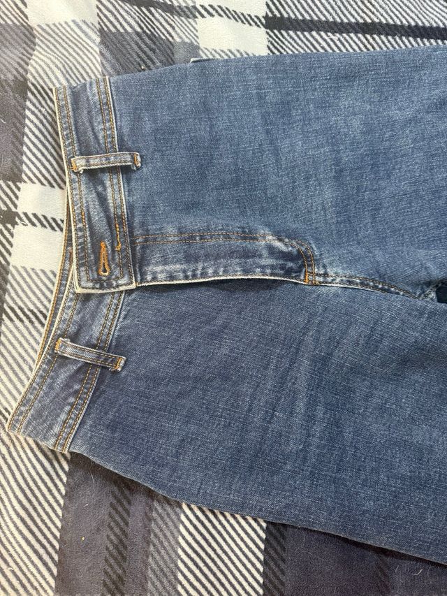 Pantalón vaquero ancho campana azul. Tiro alto