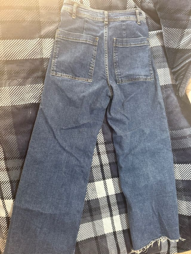 Pantalón vaquero ancho campana azul. Tiro alto