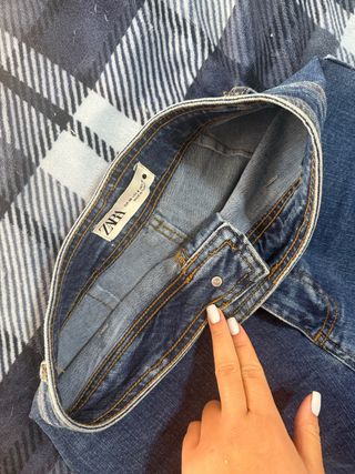 Pantalón vaquero ancho campana azul. Tiro alto