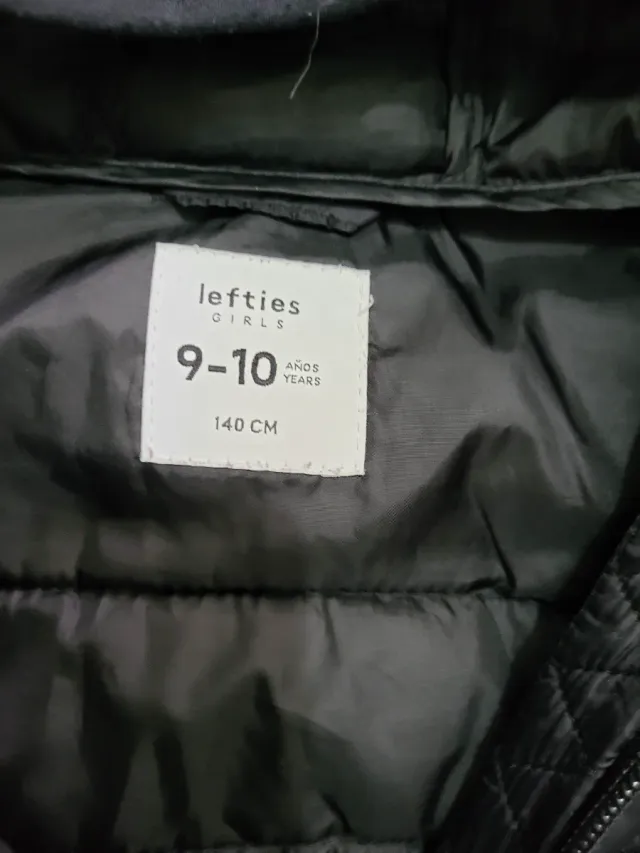 Chaqueta negra con capucha. Lefties . 9/10 años