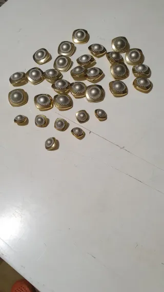 31 Botões Vintage Dourados e Prateados
