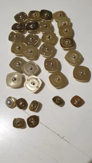 31 Botões Vintage Dourados e Prateados