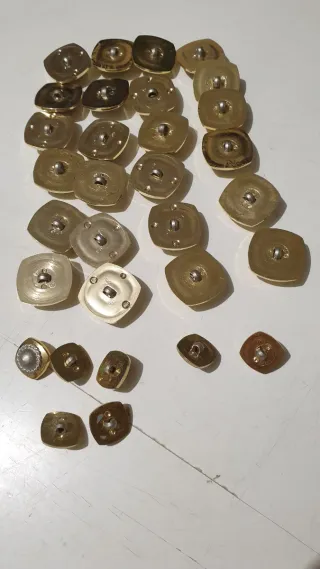 31 Botões Vintage Dourados e Prateados