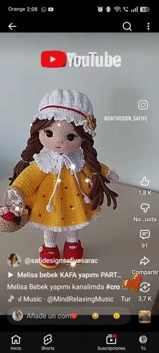 Muñeca de ganchillo rosa y amarilla