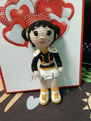 Muñeca de ganchillo rosa y amarilla