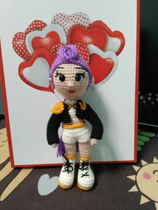 Muñeca de ganchillo rosa y amarilla