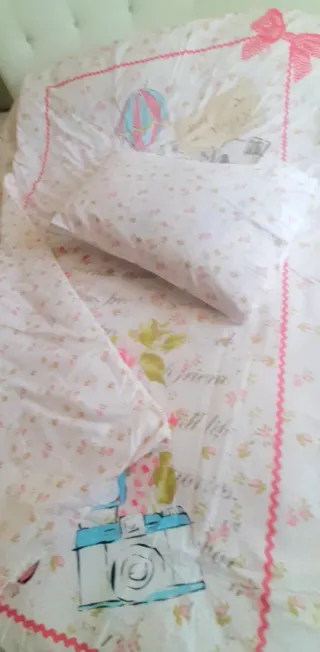 Edredón juvenil con maletas y flores