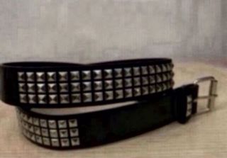 Cinturón de tachuelas plateadas y negras