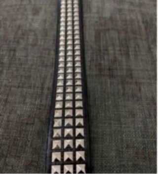 Cinturón de tachuelas plateadas y negras