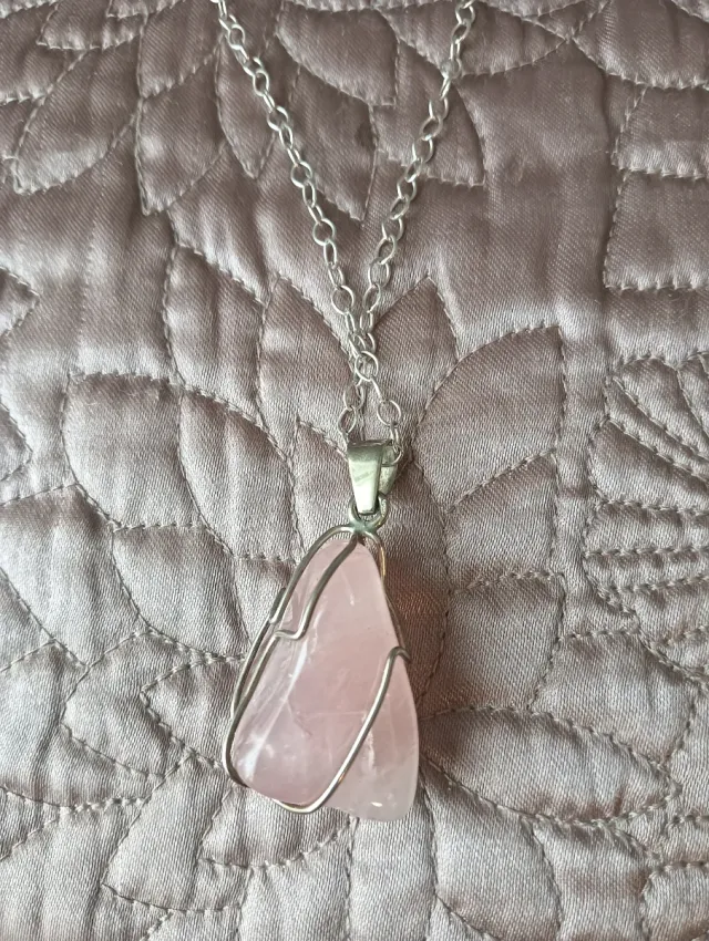Colgante de piedra rosa con cadena plateada