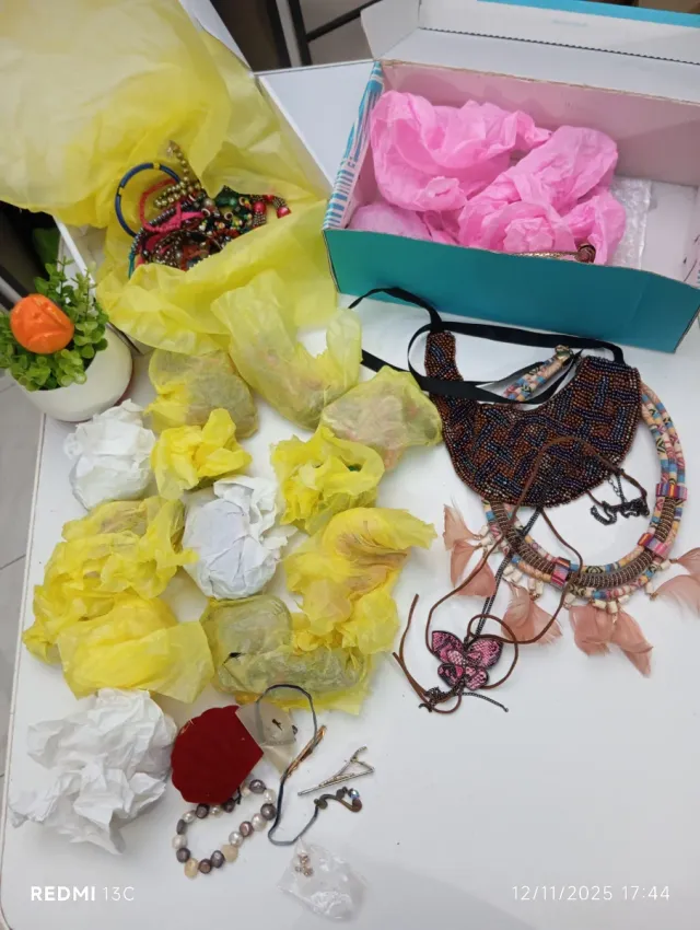 Dos lotes Bisutería variada