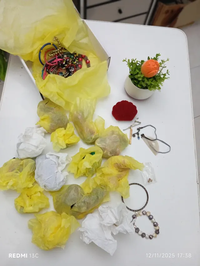 Dos lotes Bisutería variada