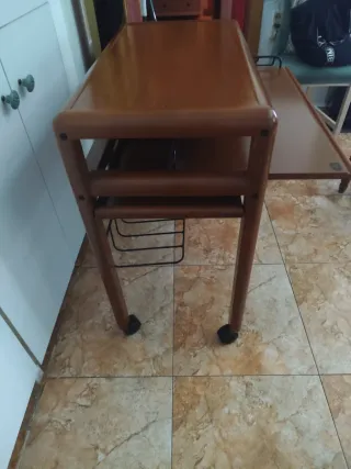 Mesa auxiliar con ruedas