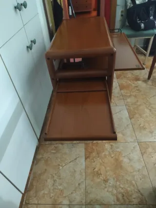 Mesa auxiliar con ruedas