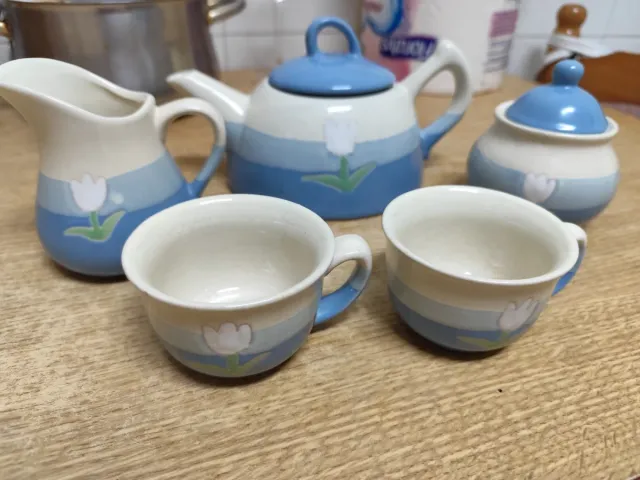Set de café de cerámica con tulipanes