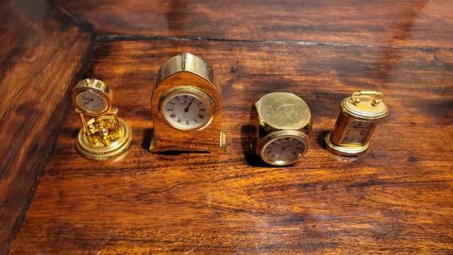 4 relojes de decoración dorados