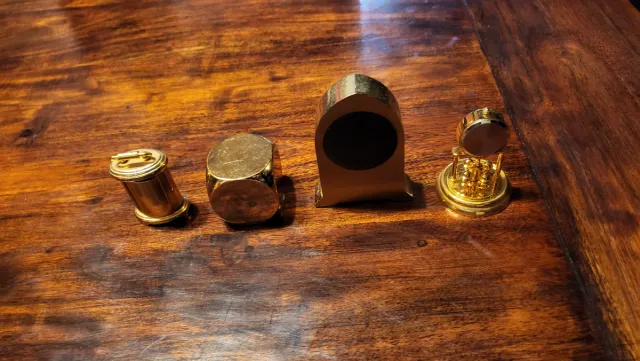 4 relojes de decoración dorados