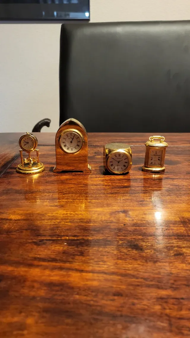 4 relojes de decoración dorados