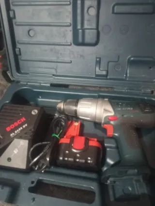 Taladro Percutor Bosch con Cargador y Batería