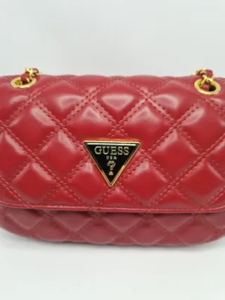 Bolso Guess Rojo Acolchado con Cadena Dorada