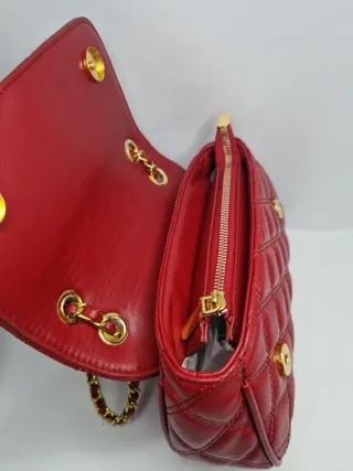 Bolso Guess Rojo Acolchado con Cadena Dorada