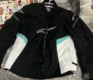 Casco Moto AGV Negro  Chaqueta Alpinestars Guantes