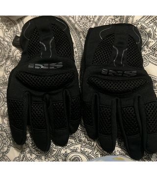 Casco Moto AGV Negro  Chaqueta Alpinestars Guantes