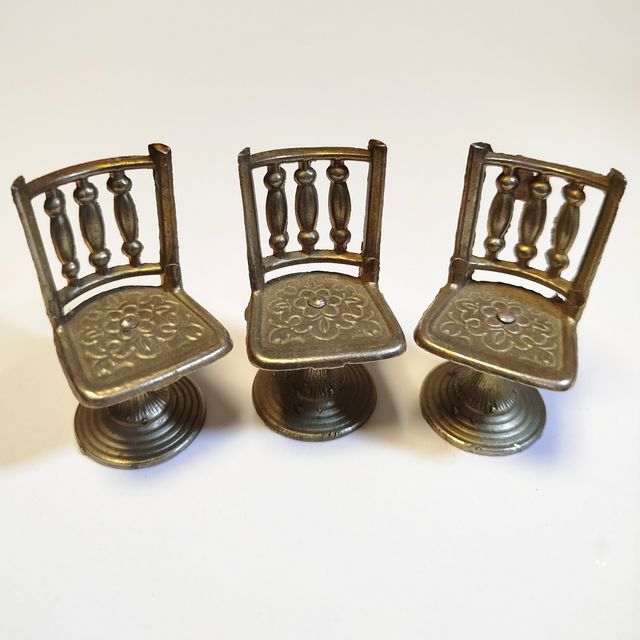 Tres sillas miniatura metal decorativas