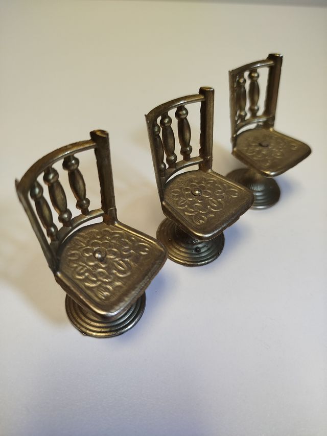 Tres sillas miniatura metal decorativas