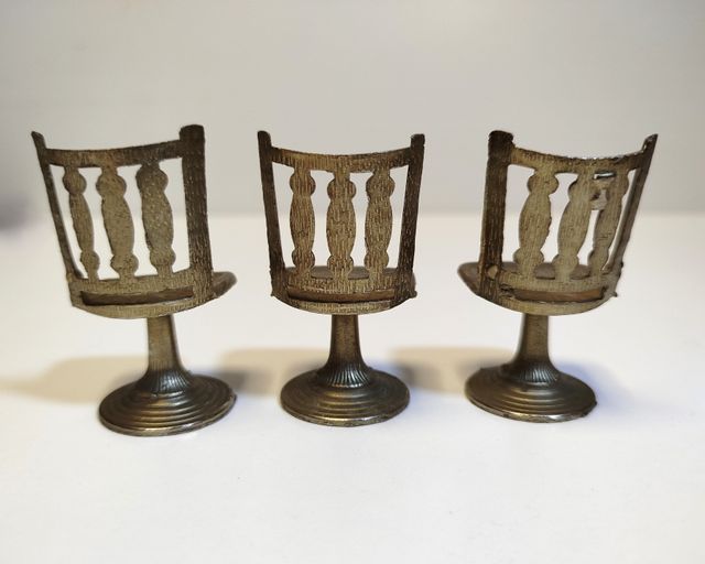 Tres sillas miniatura metal decorativas