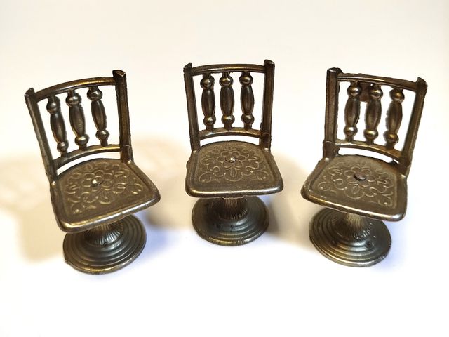 Tres sillas miniatura metal decorativas