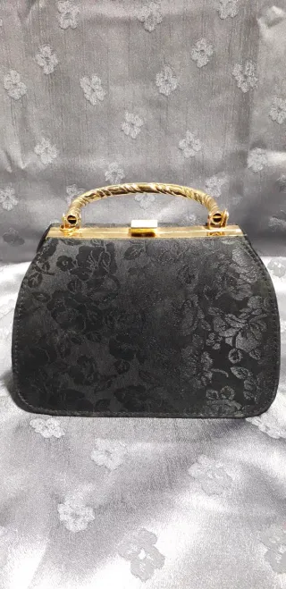 Bolso de fiesta negro y dorado