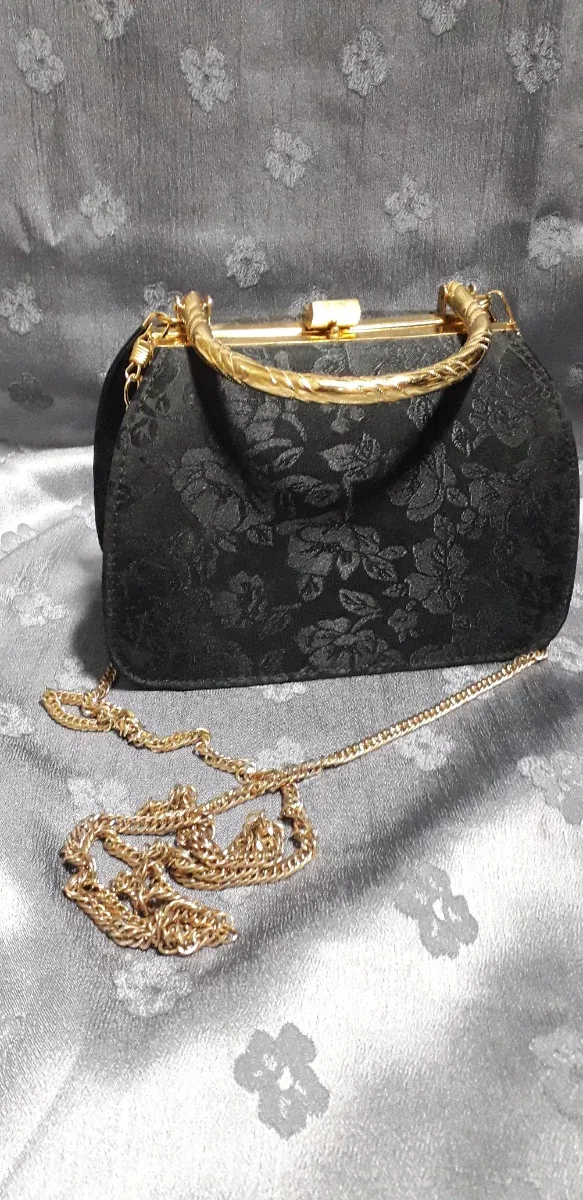 Bolso de fiesta negro y dorado