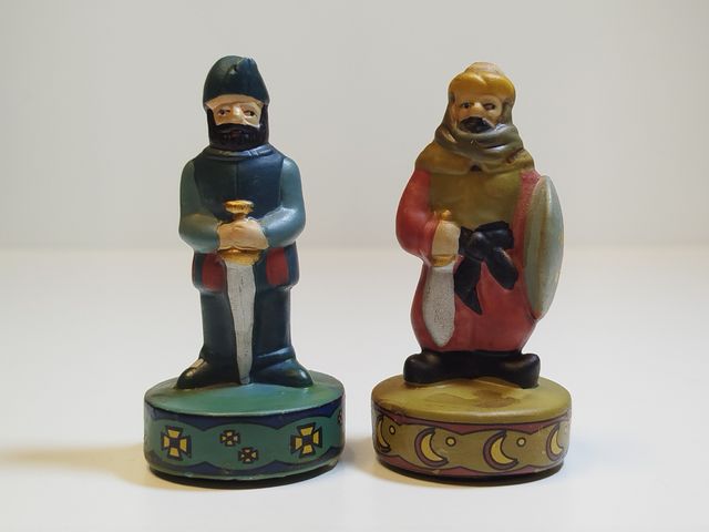 Dos figuras medievales