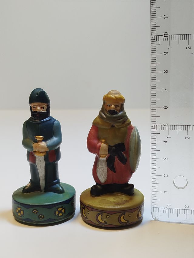 Dos figuras medievales