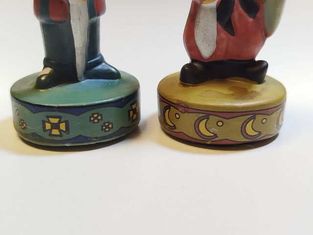 Dos figuras medievales