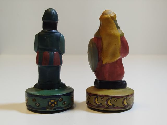 Dos figuras medievales