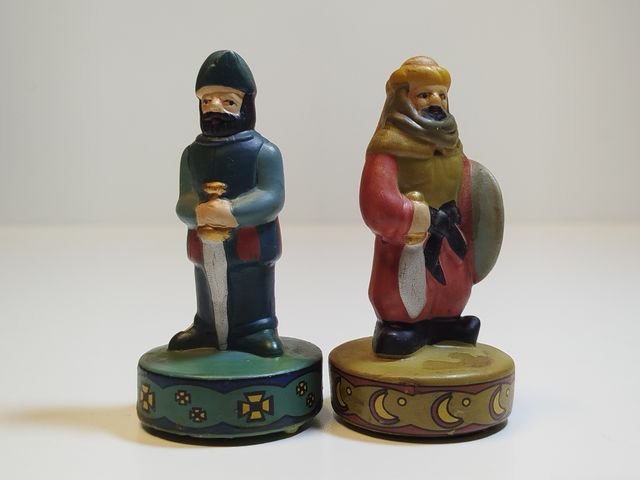 Dos figuras medievales