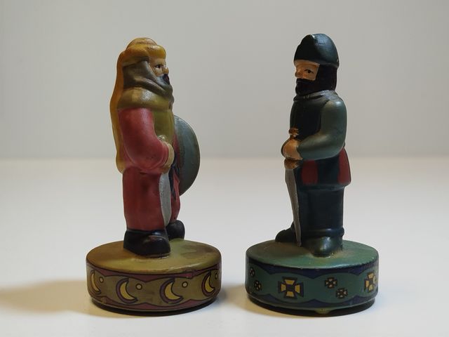 Dos figuras medievales