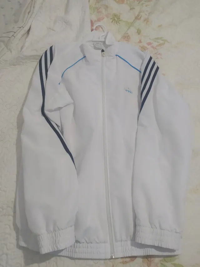 Sudadera Adidas Blanca y azul con rayas negras.