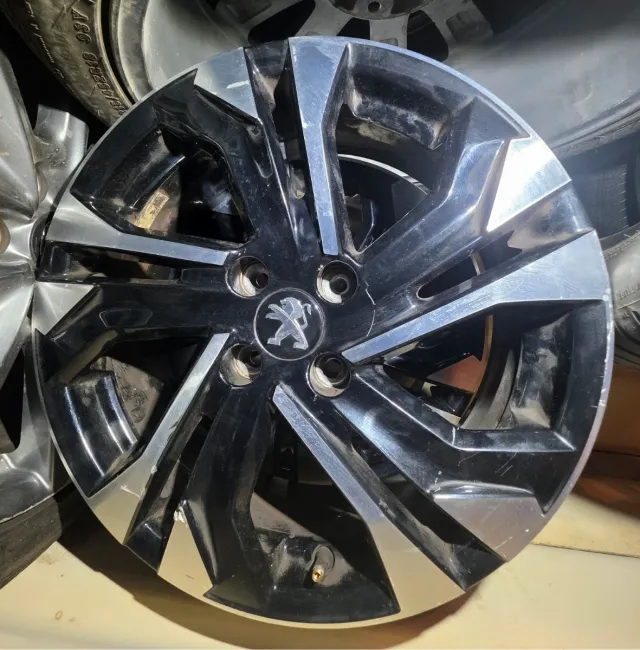 Roda Peugeot 4 Parafusos