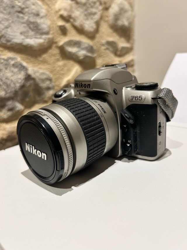 Cámara Nikon F65 con objetivo