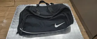 Mochila deportiva Nike negra y plateada
