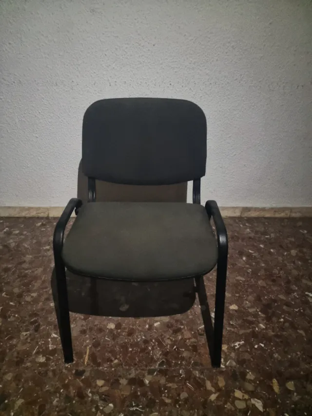 Silla negra acolchada