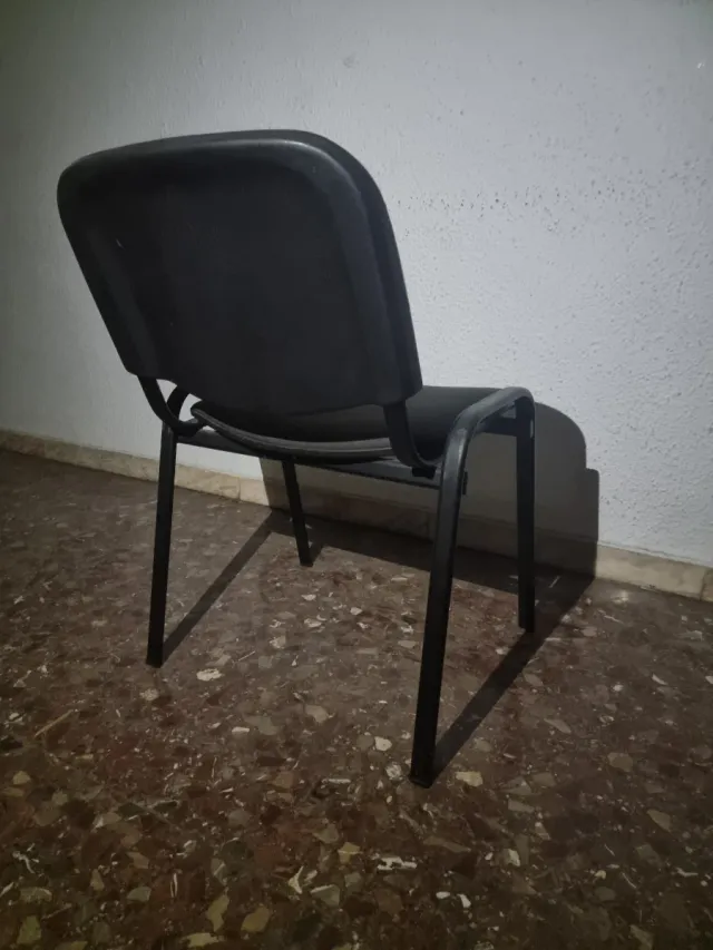 Silla negra acolchada