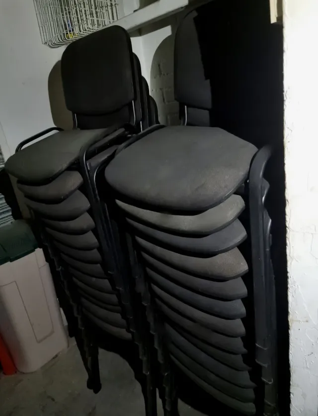 Silla negra acolchada