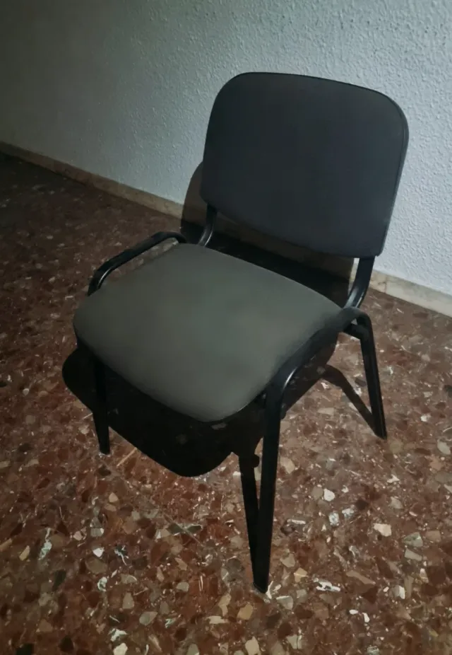 Silla negra acolchada